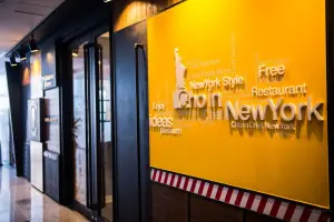 뉴욕 감성 타이포그래피가 돋보이는 레스토랑 입구